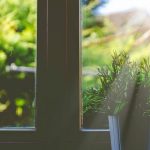 Ako utesniť okná a dvere, aby teplo neunikalo